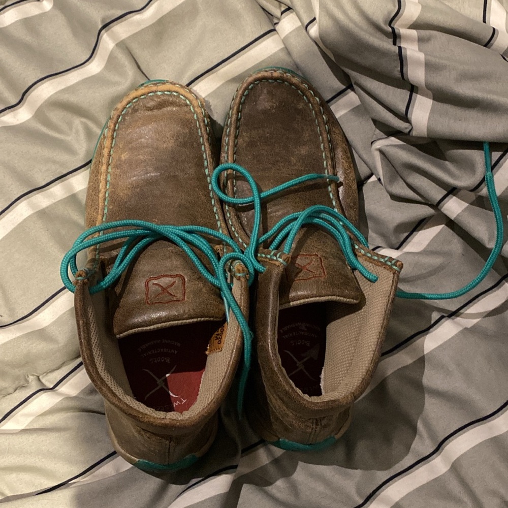 Brown and teal twisted X’s.